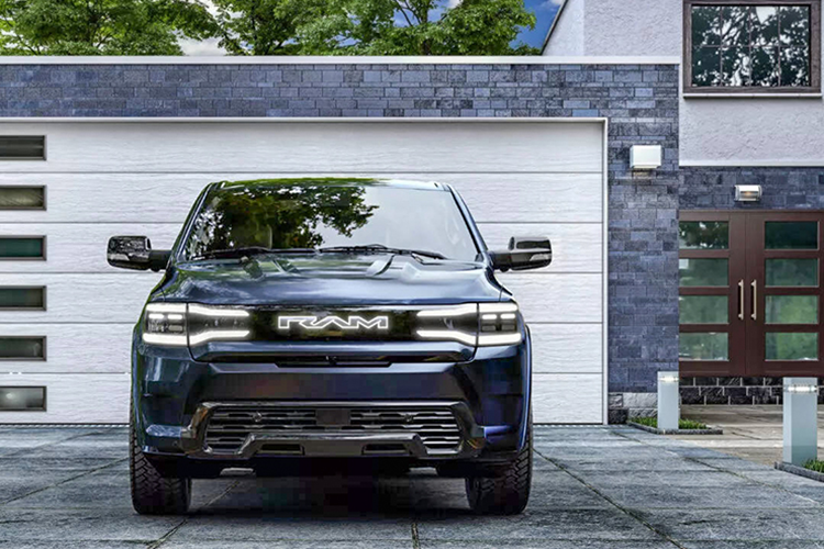 Ramcharger chạy bằng động cơ V6 3.6 lít đóng vai trò là máy phát điện cho bộ pin 92 kWh, cung cấp phạm vi hoạt động 1.110 km, so với phạm vi hoạt động 500 805 km của phiên bản hoàn toàn bằng điện.