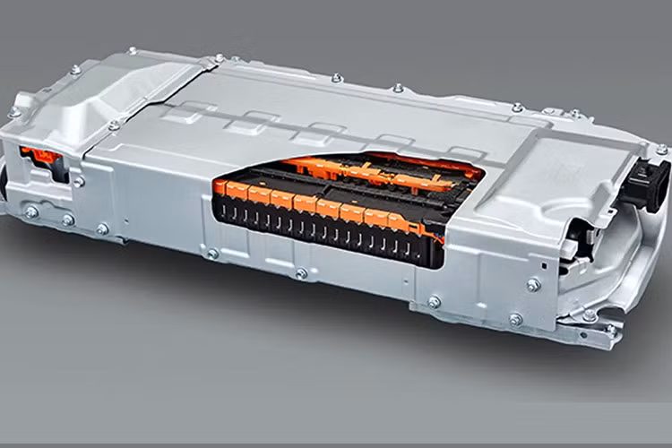 Nhờ yếu tố trên, các dòng xe Hyundai EREV có thể chạy tối đa hơn 1.000km mỗi lần sạc - con số cao gấp đôi mức thường thấy trên thị trường. Riêng với Hyundai Santa Fe EREV, xe ước tính chạy được 900km mỗi lần sạc vì trọng lượng và kích thước lớn của mình.