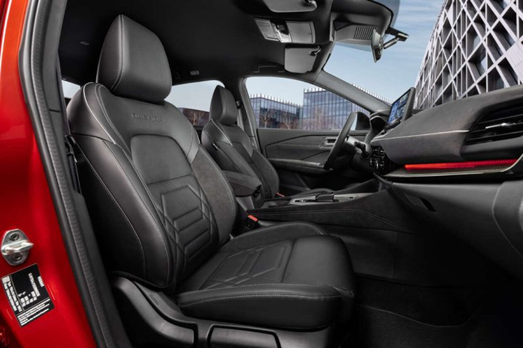 Đặc biệt, hệ thống camera này còn có tính năng "nắp ca-pô tàng hình", giúp người lái quan sát bên dưới gầm xe. Đây là trang bị thường chỉ xuất hiện trên các mẫu xe hạng sang như Land Rover.