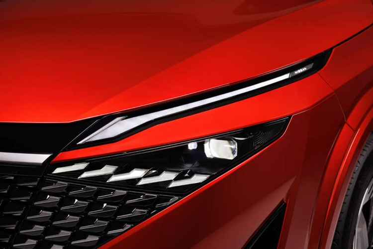 Hệ thống chiếu sáng phía trước cũng được thiết kế đặc biệt hơn với dải đèn định vị ban ngày có tạo hình móc câu ôm lấy hai bên nắp capo. Trong khi đó, đèn pha chính được đặt ẩn ở hai bên góc lưới tản nhiệt.