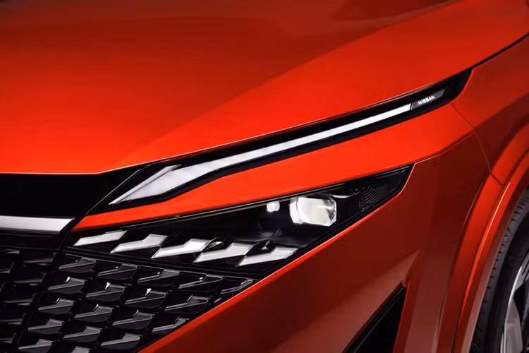 Hệ thống chiếu sáng phía trước cũng được thiết kế đặc biệt hơn với dải đèn định vị ban ngày có tạo hình móc câu ôm lấy hai bên nắp capo. Trong khi đó, đèn pha chính được đặt ẩn ở hai bên góc lưới tản nhiệt.