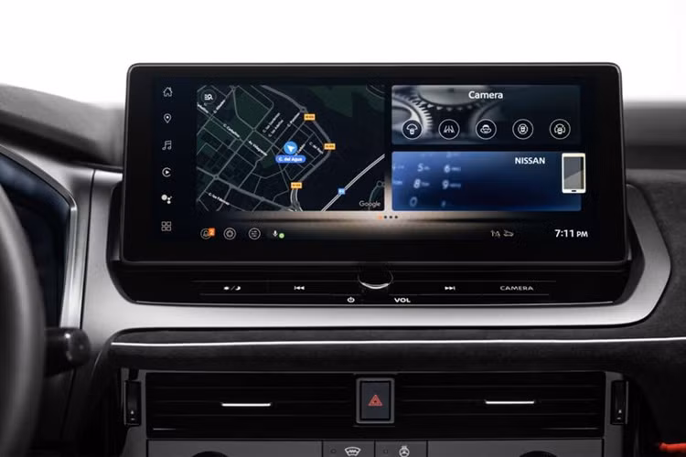 Không chỉ vậy, mẫu xe này còn có thêm camera quan sát toàn cảnh 360 độ hiển thị 3 chiều, cho phép người lái quan sát môi trường xung quanh xe từ mọi góc độ, bao gồm cả trên nóc.