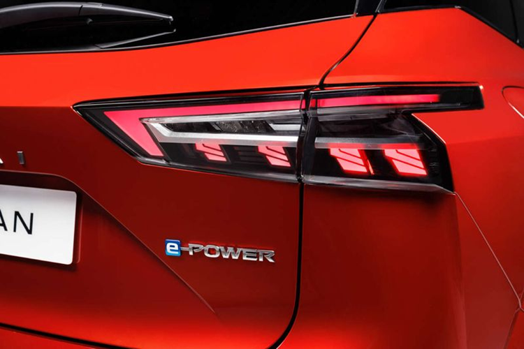 Qashqai mới còn có thêm một tính năng mới là Nhớ vị trí đỗ xe (Parking Spot Location Memory). Tính năng này sẽ lưu lại những chỗ đỗ thường xuyên được người lái sử dụng và tự động đưa xe về vị trí đó.