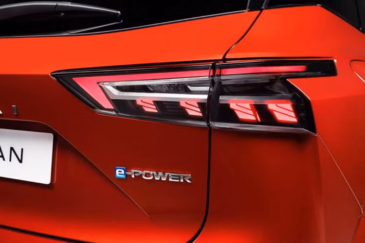 Qashqai mới còn có thêm một tính năng mới là Nhớ vị trí đỗ xe (Parking Spot Location Memory). Tính năng này sẽ lưu lại những chỗ đỗ thường xuyên được người lái sử dụng và tự động đưa xe về vị trí đó.