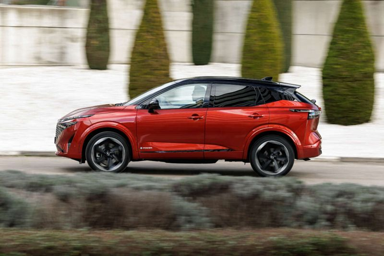 Khu vực đuôi xe cũng được thay đổi nhưng nhẹ nhàng hơn với dàn đèn hậu LED mới và cản sau mang phong cách thể thao hơn. Bên cạnh đó, Nissan cũng cung cấp cho khách hàng gói nâng cấp ngoại thất N-Design dưới dạng tùy chọn, bổ sung ốp trang trí đồng màu xe và mâm 20 inch (bản thường dùng mâm 18 hoặc 19 inch).