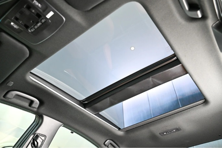 Về nội thất, khoang cabin của Toyota Camry 2025 được nâng cấp đáng kể so với thế hệ trước. Một số trang bị nội thất nổi bật của Camry 2025 bản cao cấp có thể kể đến như: màn hình đa thông tin đa sắc TFT 7 inch, màn hình cảm ứng trung tâm 12,3 inch, hỗ trợ kết nối Android Auto/Apple CarPlay không dây