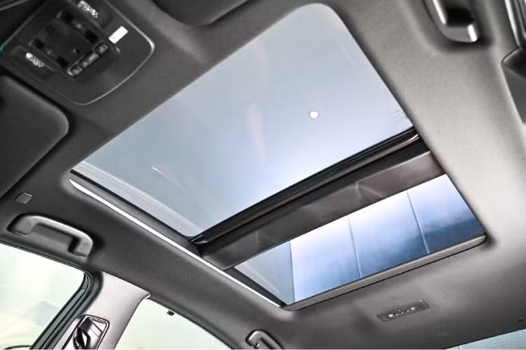 Về nội thất, khoang cabin của Toyota Camry 2025 được nâng cấp đáng kể so với thế hệ trước. Một số trang bị nội thất nổi bật của Camry 2025 bản cao cấp có thể kể đến như: màn hình đa thông tin đa sắc TFT 7 inch, màn hình cảm ứng trung tâm 12,3 inch, hỗ trợ kết nối Android Auto/Apple CarPlay không dây