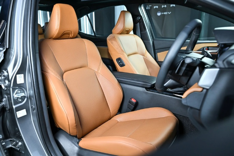 Màn hình HUD, hệ thống âm thanh 9 loa, sạc điện thoại không dây, vô lăng chỉnh điện 4 hướng, nhớ vị trí vô lăng; vô lăng tự động di chuyển khi ra vào xe Welcome Steering; lẫy chuyển số trên vô lăng, hệ thống điều hòa tự động 3 vùng độc lập, cửa sổ trời toàn cảnh đóng mở bằng điện, rèm che nắng trên nóc đóng mở bằng điện, camera 360 độ…