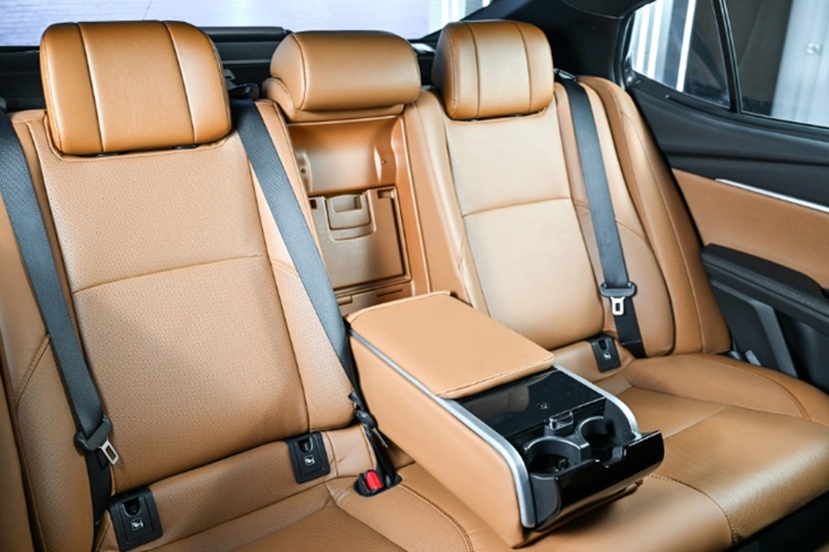 Bên cạnh đó, xe cũng có ghế ngồi bọc da cao cấp, tích hợp các tính năng như sưởi, làm mát ghế, nhớ vị trí, chỉnh điện giúp đem lại sự tiện nghi và thoải mái cho người dùng.