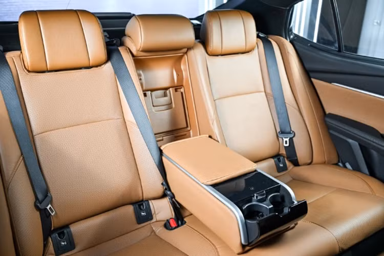 Bên cạnh đó, xe cũng có ghế ngồi bọc da cao cấp, tích hợp các tính năng như sưởi, làm mát ghế, nhớ vị trí, chỉnh điện giúp đem lại sự tiện nghi và thoải mái cho người dùng.