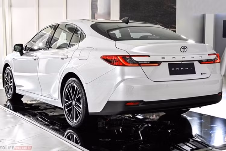 Đi kèm với đó là cụm pin lithium-ion, hộp số vô cấp CVT và hệ dẫn động cầu trước. Theo công bố của nhà sản xuất, mẫu sedan này có chỉ số tiêu thụ nhiên liệu là 4 lít/100km.