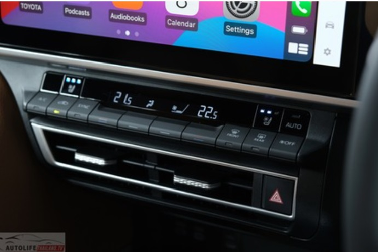 Về trang bị an toàn, Toyota Camry 2025 bản cao cấp nhất sở hữu: 7 túi khí; hệ thống phanh ABS/EBD/BA; hệ thống kiểm soát ổn định thân xe VSC; hệ thống chống trượt TRC; hệ thống hỗ trợ khởi hành ngang dốc HAC; hệ thống đèn khẩn cấp khi phanh gấp ESS; hệ thống cảnh báo khi có xe trong điểm mù BSM; hệ thống cảnh báo khi có xe cắt ngang khi lùi; hệ thống nhắc nhở mở cửa khi xuống xe