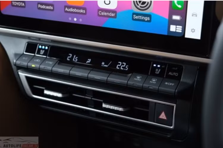 Về trang bị an toàn, Toyota Camry 2025 bản cao cấp nhất sở hữu: 7 túi khí; hệ thống phanh ABS/EBD/BA; hệ thống kiểm soát ổn định thân xe VSC; hệ thống chống trượt TRC; hệ thống hỗ trợ khởi hành ngang dốc HAC; hệ thống đèn khẩn cấp khi phanh gấp ESS; hệ thống cảnh báo khi có xe trong điểm mù BSM; hệ thống cảnh báo khi có xe cắt ngang khi lùi; hệ thống nhắc nhở mở cửa khi xuống xe