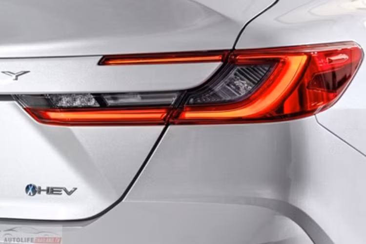 Tại Thái Lan, Toyota Camry 2025 được trang bị hệ truyền động hybrid thế hệ mới, bao gồm động cơ xăng 2.5L, tạo ra công suất tối đa 186 mã lực và mô-men xoắn cực đại 221 Nm, kết hợp mô-tơ điện mạnh 136 mã lực và 208 Nm.