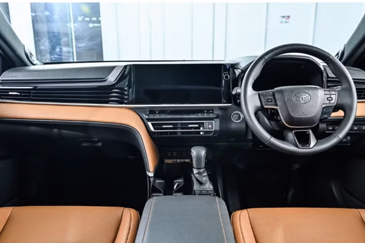 Bản Premium Luxury cũng có thêm một số trang bị cao cấp và khác biệt với những bản thấp như: lưới tản nhiệt phía trước phía trên màu đen bóng Piano. gương có nhớ vị trí, tự động điều chỉnh gương khi vào số lùi. Đi cùng với đó là mâm xe hợp kim có kích thước 18 inch, lốp 235/45 R18 và ăng-ten vây cá mập.