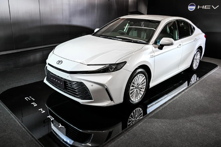 Theo đó, Toyota Camry 2025 mới được phân phối với 3 phiên bản: HEV Smart, HEV Premium và HEV Premium Luxury cùng giá bán 1,475-1,809 triệu Baht (tương đương 1,12-1,37 tỷ đồng). Dự kiến, mẫu sedan hạng D này sẽ ra mắt người dùng Việt Nam tại Triển lãm Ô tô &amp; Xe máy Việt Nam 2024 (VMS) diễn ra vào ngày 23-27/10 tới.