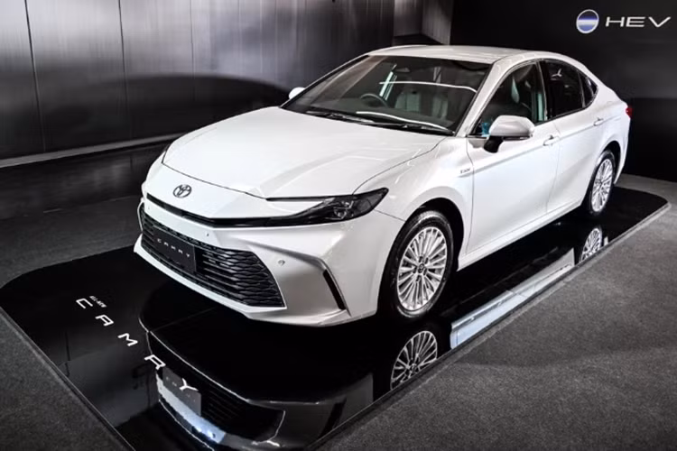 Theo đó, Toyota Camry 2025 mới được phân phối với 3 phiên bản: HEV Smart, HEV Premium và HEV Premium Luxury cùng giá bán 1,475-1,809 triệu Baht (tương đương 1,12-1,37 tỷ đồng). Dự kiến, mẫu sedan hạng D này sẽ ra mắt người dùng Việt Nam tại Triển lãm Ô tô &amp; Xe máy Việt Nam 2024 (VMS) diễn ra vào ngày 23-27/10 tới.