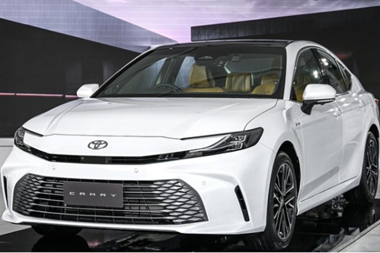 Toyota Camry hoàn toàn mới sử dụng nền tảng khung gầm toàn cầu TNGA. Xe có kích thước D x R x C lần lượt 4.920 x 1.840 x 1.455 (mm) và chiều dài cơ sở 2.825 mm. Camry 2025 sở hữu ngoại hình trẻ trung và hiện đại hơn hẳn so với thế hệ cũ nhờ được áp dụng ngôn ngữ thiết kế mới của Toyota