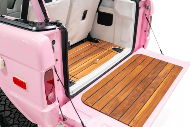 Trên thực tế, mẫu xe SUV Ford Bronco vẫn giữ nguyên những trang bị hiện đại của xe nhưng lại ẩn trong một lớp vỏ bọc cổ điển.