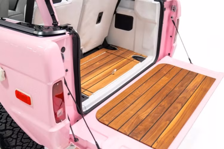 Trên thực tế, mẫu xe SUV Ford Bronco vẫn giữ nguyên những trang bị hiện đại của xe nhưng lại ẩn trong một lớp vỏ bọc cổ điển.