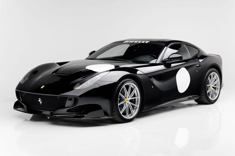 Tuy nhiên vừa qua, một chiếc Ferrari F12tdf cực độc đã được rao bán, thu hút nhiều người mê xe tham gia trả giá để có thể sở hữu. Điểm độc đáo hơn chính là đây là chiếc Ferrari F12tdf “chậm nhất thế giới” vì tốc độ tối đa mà chiếc xe có thể đạt được chỉ vỏn vẹn 24 km/h.