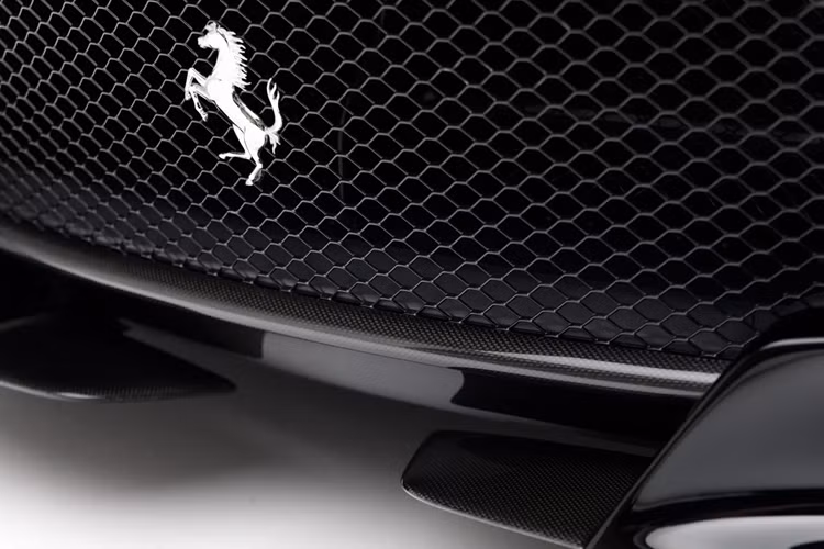 Siêu xe Ferrari F12tdf là một phiên bản đặc biệt được ra mắt vào tháng 10 năm 2015 dưới dạng một chiếc xe thiên về vận hành trên các đường đua.