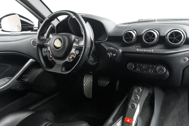 Xe vẫn được trang bị khối động cơ V12 6.3 lít kết hợp với hộp số tự động ly hợp kép bảy cấp. Mẫu xe vẫn được trang bị bộ phanh gốm carbon, mâm xe đa chấu có kích thước 20 inch, cảm biến đỗ xe phía trước và phía sau.