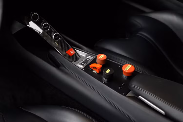 Nguyên mẫu F12tdf này sẽ không được lưu hành hợp pháp trên đường phố và sẽ chỉ được sử dụng cho mục đích trưng bày. Mẫu F12tdf này hiện đang được đục số VIN của F12 Berlinetta dành cho thị trường Châu Âu. Xe không được trang bị bảng Personalization Information gắn trên cốp xe.