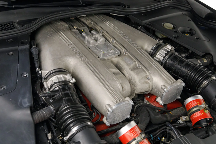 Với thiết kế có phần thể thao, góc cạnh hơn cùng những hốc gió mới dọc xe, Ferrari Styling Centre đã đem tới cho F12tdf một vẻ hầm hố, thể thao hơn cũng như hiệu quả hơn so với phiên bản gốc F12 Berlinetta.