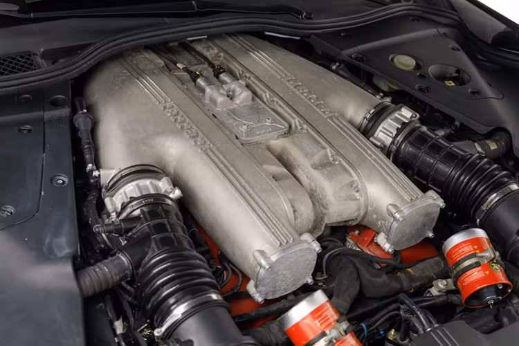 Với thiết kế có phần thể thao, góc cạnh hơn cùng những hốc gió mới dọc xe, Ferrari Styling Centre đã đem tới cho F12tdf một vẻ hầm hố, thể thao hơn cũng như hiệu quả hơn so với phiên bản gốc F12 Berlinetta.