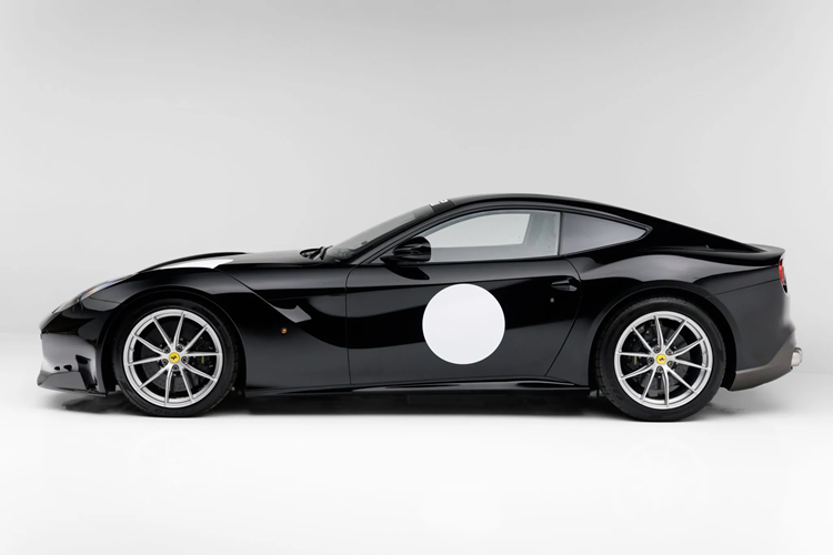 Đằng sau điều thú vị này chính là chiếc xe này bản chất là một chiếc Ferrari F12 Berlinetta đời 2014. Chiếc xe đã được Ferrari sửa đổi để sử dụng làm nguyên mẫu phát triển cho F12tdf.