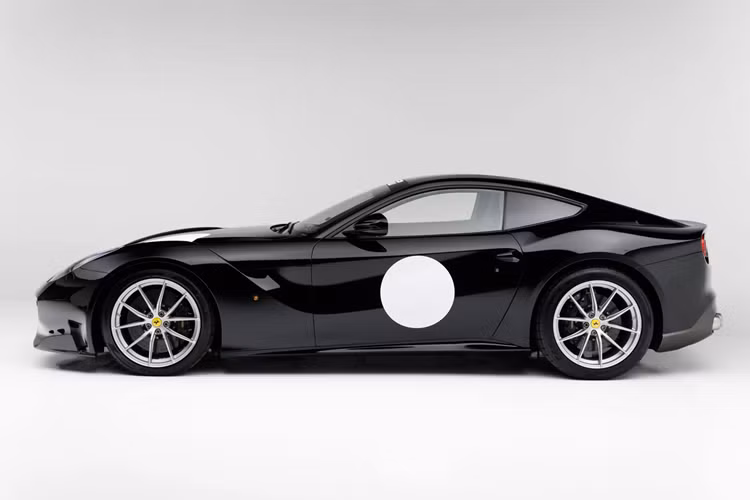 Đằng sau điều thú vị này chính là chiếc xe này bản chất là một chiếc Ferrari F12 Berlinetta đời 2014. Chiếc xe đã được Ferrari sửa đổi để sử dụng làm nguyên mẫu phát triển cho F12tdf.