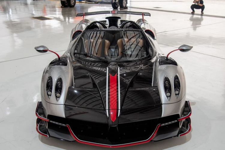 Chiếc xe Pagani Huayra BC Roadster của đại gia Singapore sở hữu bộ áo màu bạc cùng sợi carbon xanh và carbon trần đi kèm sọc màu xanh đen. Nội thất xe mang tông màu đỏ đen cùng nhiều chi tiết làm từ carbon. Khác với xe Pagani Huayra BC Coupe, bản mui trần sử dụng kiểu cửa mở ngang truyền thông thay vì cửa cánh chim.