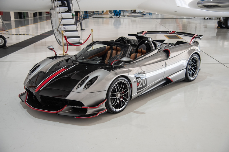 Pagani Huayra BC Roadster được trang bị khối động cơ V12, tăng áp kép, dung tích 6.0 lít, sản sinh công suất tối đa 789 mã lực và mô-men xoắn cực đại 1.099 Nm. Sức mạnh của Huayra BC Roadster được truyền tới bánh thông qua hộp số tự động Xtrac 7 cấp hoàn toàn mới.