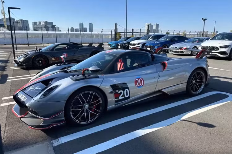 Pagani Huayra BC mui trần chỉ được sản xuất 40 chiếc và đi cùng với đó là mức giá bán khởi điểm 3,5 triệu đô la, đắt hơn 2,2 triệu đô la so với xe tiêu chuẩn.