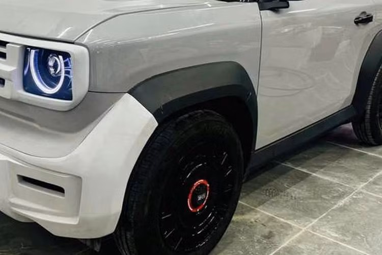 Phần cánh cửa của xe được thiết kế lại với hệ thống nút chỉnh ghế cảm ứng, lấy cảm hứng từ các mẫu xe đời mới của Mercedes. Xe còn được nâng cấp hệ thống âm thanh với loa sub hơi 8 inch. Việc lựa chọn ghế ngồi cho chiếc xe này cũng là một vấn đề khiến chủ xe phải suy tính nhiều.