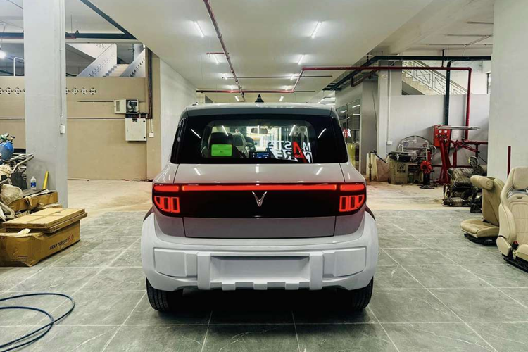 Tuy nhiên, mẫu ghế này lại có nhược điểm là không gập được do được thiết kế cho xe 4 cửa. Mr. Xuân Hoàn cho biết nếu giữ hàng ghế sau, anh sẽ chọn ghế từ mẫu E63, nhưng nếu bỏ hàng ghế sau để tăng không gian chứa đồ, anh sẽ chọn mẫu GT 53.