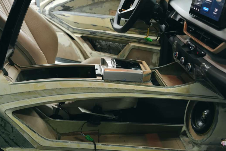 Kính chiếu hậu vẫn được giữ nguyên nhưng đã được nâng cấp thêm dải đèn LED báo xi nhan. Chi tiết nâng cấp đáng chú ý nhất ở ngoại thất của chiếc VinFast VF3 này phải kể đến bộ mâm được đặt làm riêng theo phong cách của hãng độ Mansory. “Trên thế giới không có bộ mâm Mansory 16 inch thứ 2 như này”, anh Xuân Hoàn cho biết.