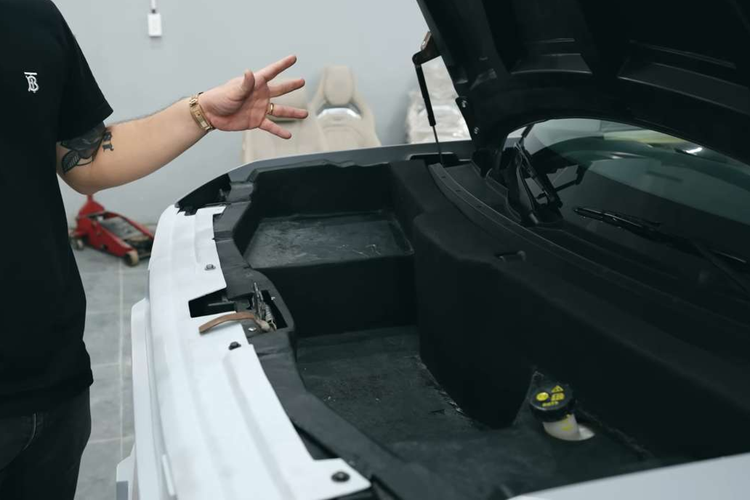 Theo chia sẻ của đơn vị thực hiện, phần cản trước/sau và mặt nạ được làm từ nguyên liệu composite, giúp tạo hình nhanh và có độ bền cao hơn nhựa nhưng trọng lượng nặng hơn 30%. Phần nắp ca-pô xe cũng được tinh chỉnh để có thể đóng mở như những chiếc ô tô phổ thông.