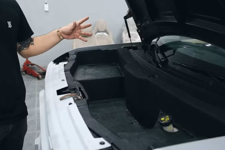 Theo chia sẻ của đơn vị thực hiện, phần cản trước/sau và mặt nạ được làm từ nguyên liệu composite, giúp tạo hình nhanh và có độ bền cao hơn nhựa nhưng trọng lượng nặng hơn 30%. Phần nắp ca-pô xe cũng được tinh chỉnh để có thể đóng mở như những chiếc ô tô phổ thông.