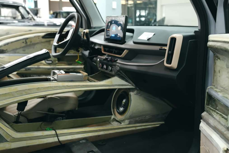 Chưa dừng lại ở đó, xưởng độ này còn chế tạo thêm một hộc để đồ đặt dưới nắp ca-pô, bọc nỉ cẩn thận, chi tiết này cũng được thiết kế từ sợi composite. Di chuyển ra phía sau, chiếc VinFast VF 3 này cũng được làm lại hệ thống đèn hậu với điểm nhấn là dải đèn LED chạy ngang toàn bộ cốp sau.