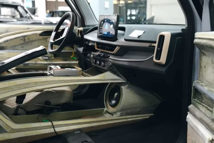 Chưa dừng lại ở đó, xưởng độ này còn chế tạo thêm một hộc để đồ đặt dưới nắp ca-pô, bọc nỉ cẩn thận, chi tiết này cũng được thiết kế từ sợi composite. Di chuyển ra phía sau, chiếc VinFast VF 3 này cũng được làm lại hệ thống đèn hậu với điểm nhấn là dải đèn LED chạy ngang toàn bộ cốp sau.