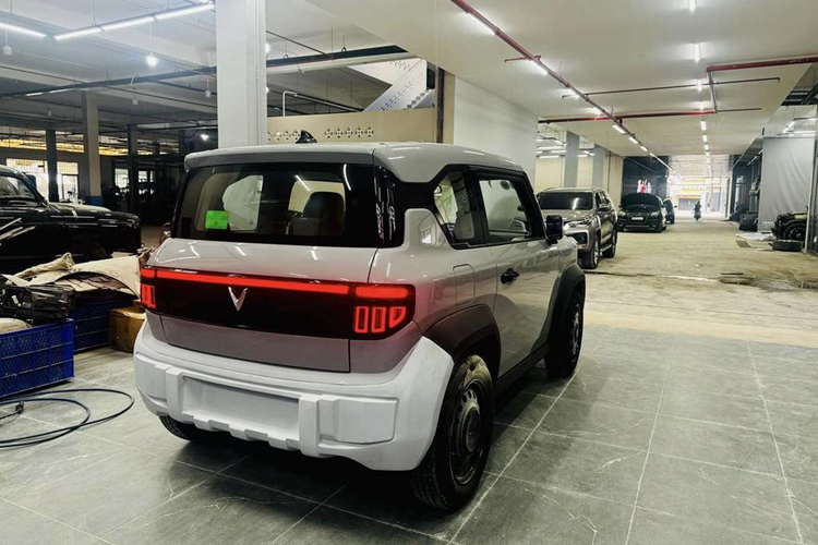 Theo đó, anh có hai lựa chọn là ghế từ Mercedes-AMG E63 2021 và AMG GT 53 2023. Loại đầu tiên có điểm đặc biệt là mấu cầm ở phía bên cạnh, có thể kéo gập xuống để vào khoang ghế sau. Giá tiền nhập về hết 180 triệu đồng. Còn ghế AMG GT 53 với ưu điểm là được làm từ hợp kim nhôm nguyên khối, nhẹ hơn và tích hợp cả hệ thống loa, nhưng giá thành lại lên tới 280 triệu đồng.