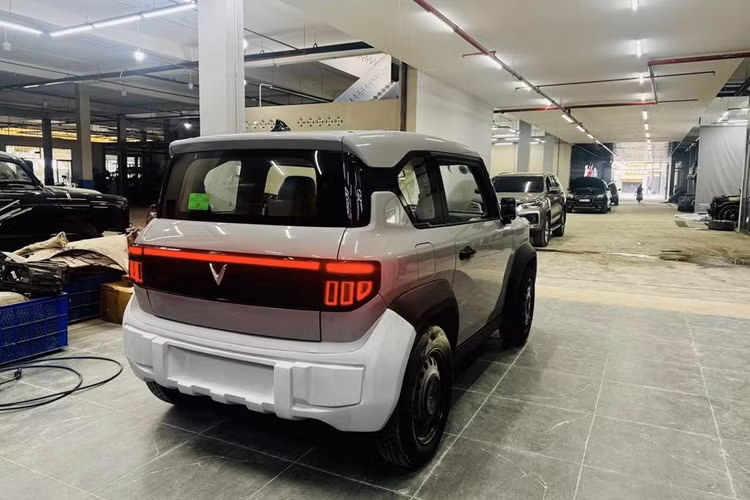 Theo đó, anh có hai lựa chọn là ghế từ Mercedes-AMG E63 2021 và AMG GT 53 2023. Loại đầu tiên có điểm đặc biệt là mấu cầm ở phía bên cạnh, có thể kéo gập xuống để vào khoang ghế sau. Giá tiền nhập về hết 180 triệu đồng. Còn ghế AMG GT 53 với ưu điểm là được làm từ hợp kim nhôm nguyên khối, nhẹ hơn và tích hợp cả hệ thống loa, nhưng giá thành lại lên tới 280 triệu đồng.