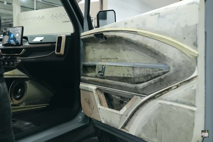 Không chỉ độ lại ngoại thất, khoang cabin của chiếc VinFast VF 3 trong bài cũng được nâng cấp đáng kể. Mặc dù chưa hoàn thiện nhưng qua video có thể nhận thấy xe được bổ sung thêm bệ tỳ tay trung tâm cỡ lớn tích hợp tính năng sạc không dây và khoang chứa đồ.