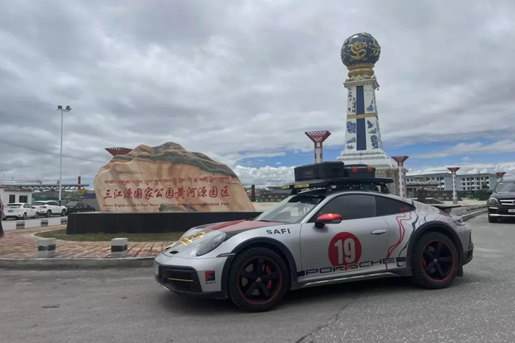 Hành trình khám phá đất nước Trung Quốc của anh N.H.A, và bạn bè đã diễn ra đến ngày thứ 11, chặng đường di chuyển khá nhiều giúp chiếc xe Porsche 911 Dakar nổi tiếng Việt Nam ghi dấu ấn khi đặt chân đến nhiều địa điểm nổi tiếng, cũng như các cung đường khác nhau.