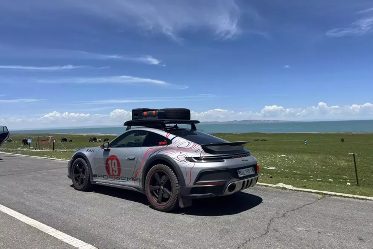 Chiếc xe Porsche 911 Dakar đã được chủ nhân mang đi phượt khắp nơi tại Trung Quốc, trong đó, đoạn đường di chuyển khá đa dạng từ lên thảo nguyên đến đầu nguồn sông Hoàng Hà, con sông dài thứ 2 tại Trung Quốc, sau Dương Tử, hay hồ Thanh Hải, hồ nước mặn đẹp và lớn nhất Trung Quốc.