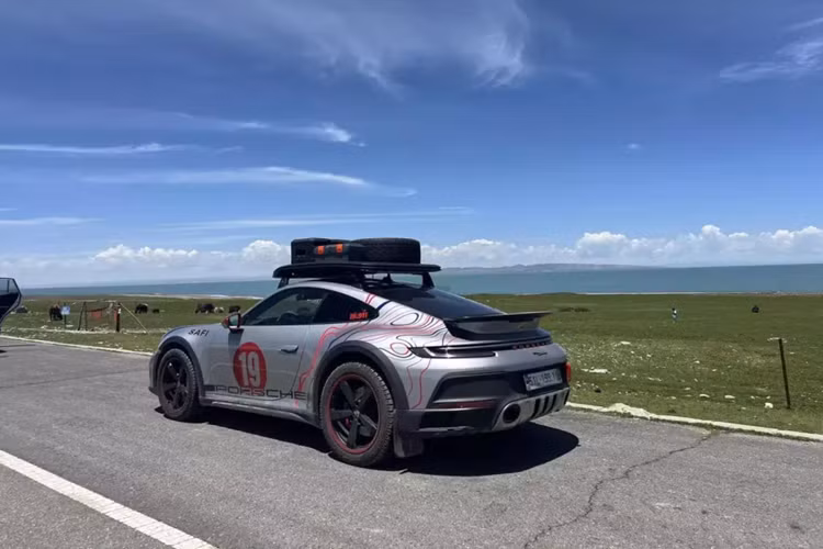 Chiếc xe Porsche 911 Dakar đã được chủ nhân mang đi phượt khắp nơi tại Trung Quốc, trong đó, đoạn đường di chuyển khá đa dạng từ lên thảo nguyên đến đầu nguồn sông Hoàng Hà, con sông dài thứ 2 tại Trung Quốc, sau Dương Tử, hay hồ Thanh Hải, hồ nước mặn đẹp và lớn nhất Trung Quốc.
