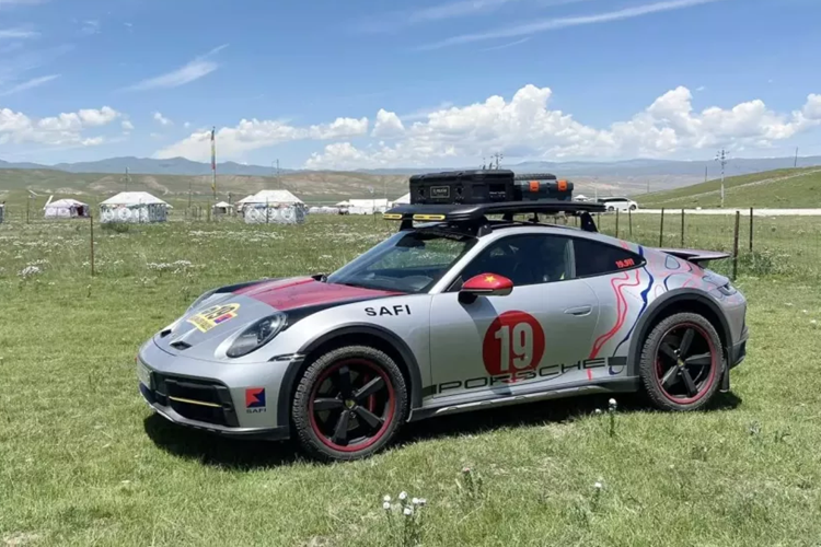 Trên trang cá nhân của mình, đại gia Hải Phòng và Porsche 911 Dakar liên tục cập nhập về hành trình này cho cư dân mạng chiêm ngưỡng.