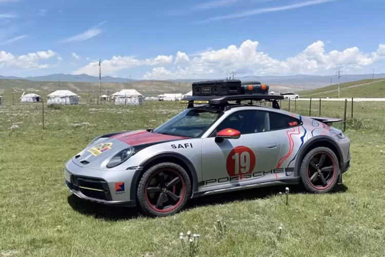 Trên trang cá nhân của mình, đại gia Hải Phòng và Porsche 911 Dakar liên tục cập nhập về hành trình này cho cư dân mạng chiêm ngưỡng.